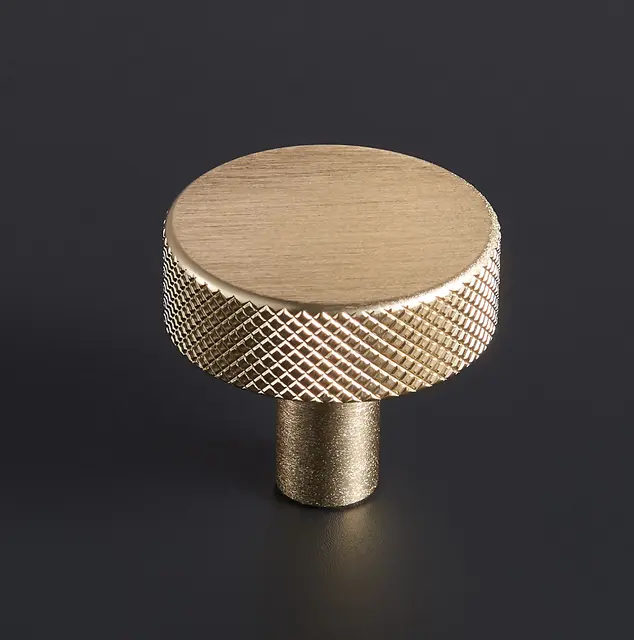 Amato Knott - Gull Børstet Med crystal cut mønster 