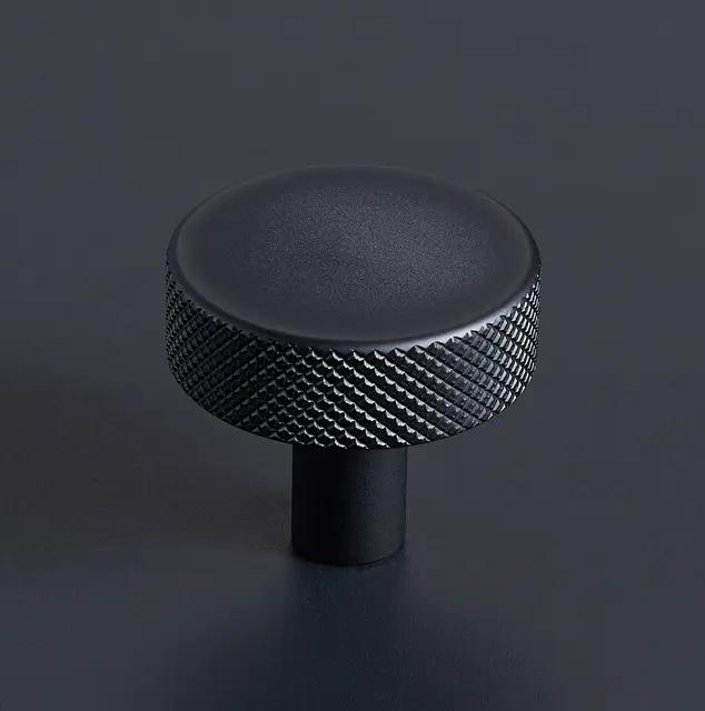 Amato Knott - Sort Matt Med crystal cut mønster 